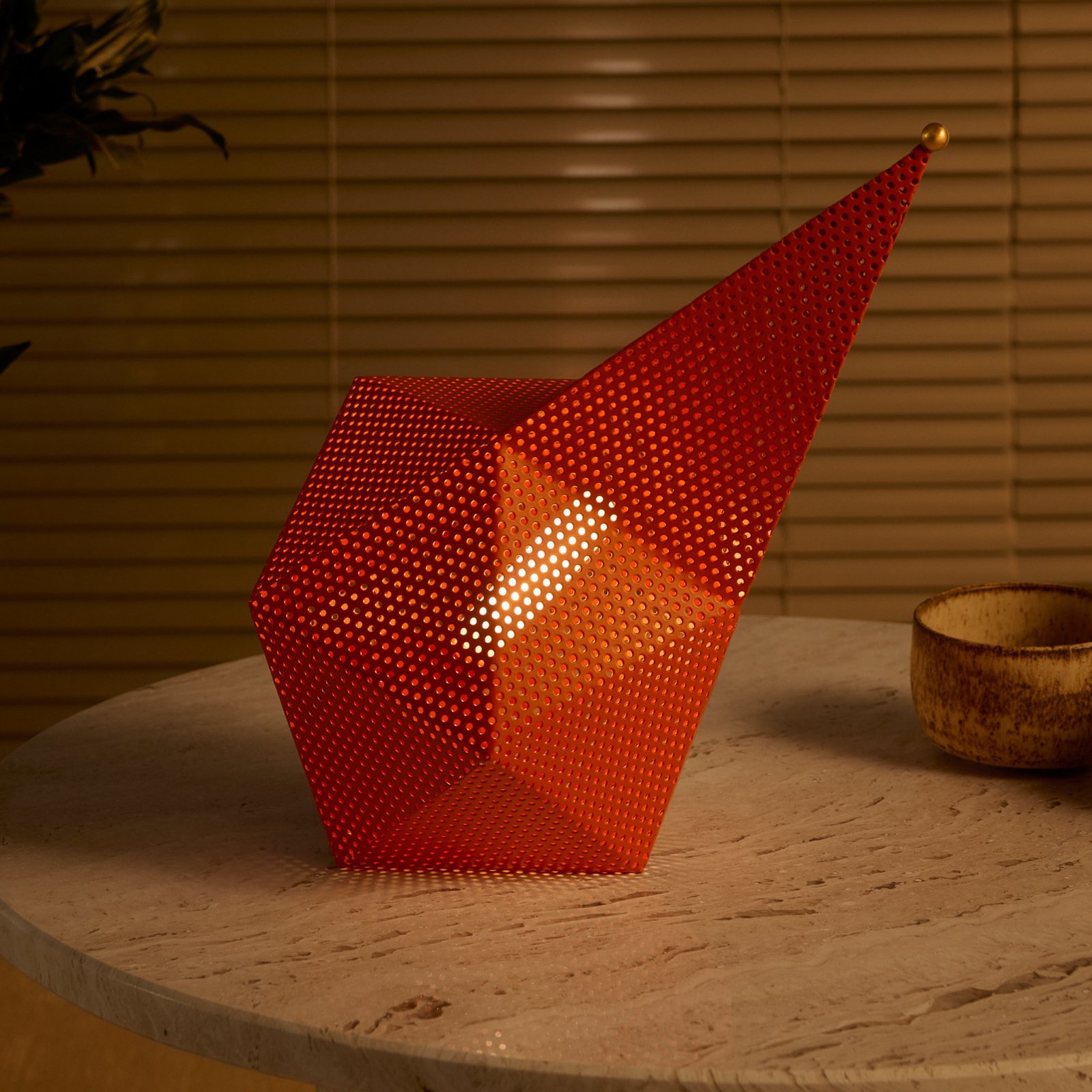 Gubi LED-akutoitega laualamp Bagdad, oranž, kõrgus 36 cm, teras