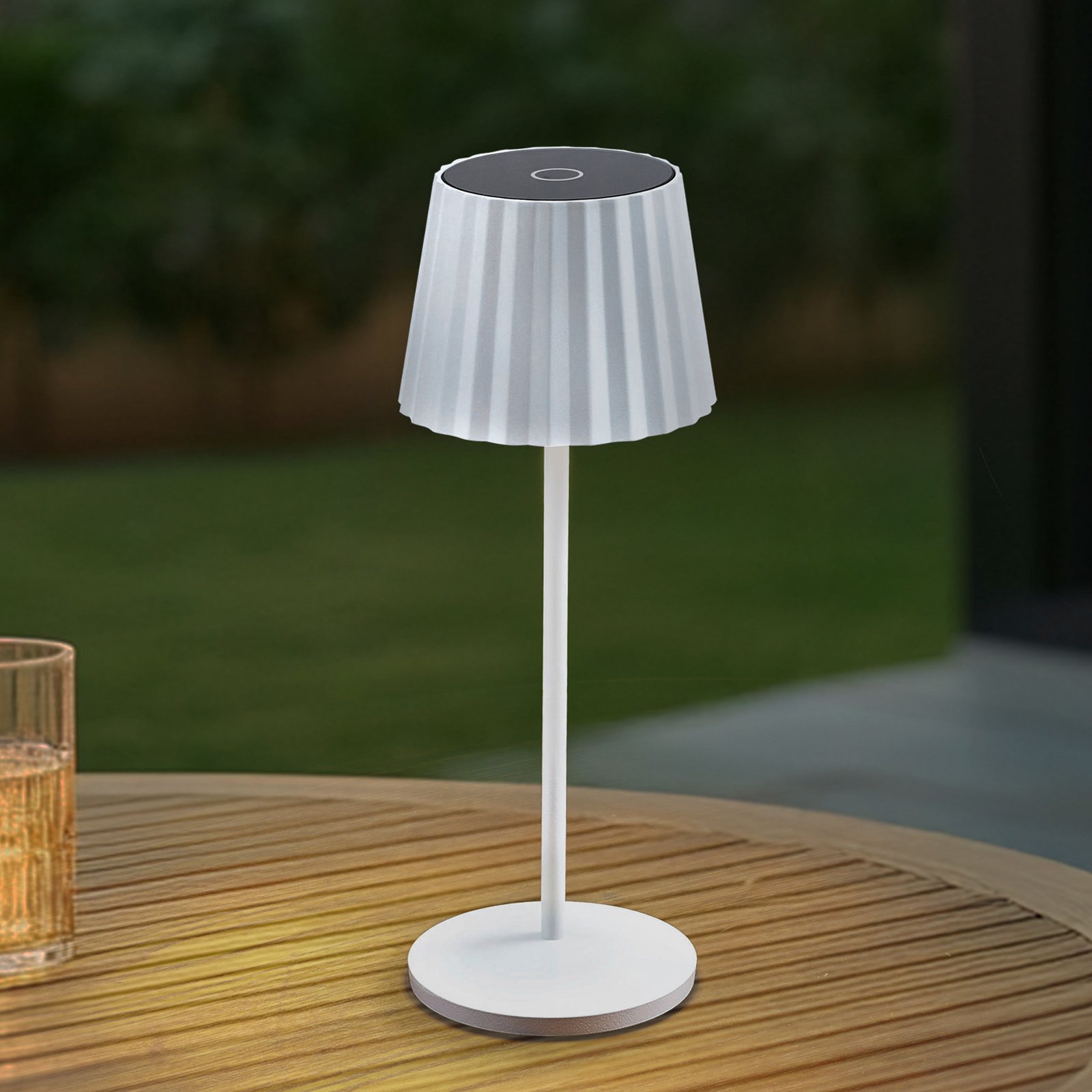 Lindby LED-Akku-Tischleuchte Esali, weiß, Rillen, 29cm