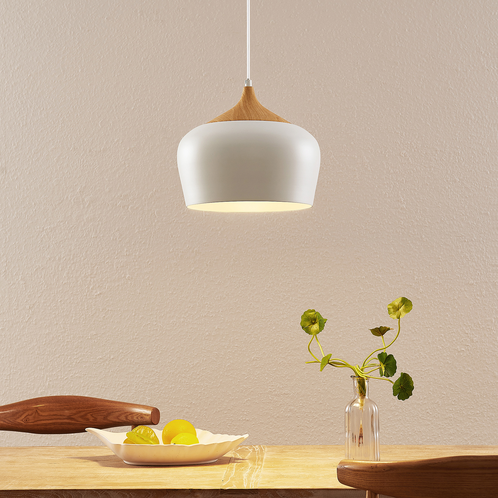 Lámpara colgante Lindby Vilsera, blanca, metal/madera, 26 cm, E27