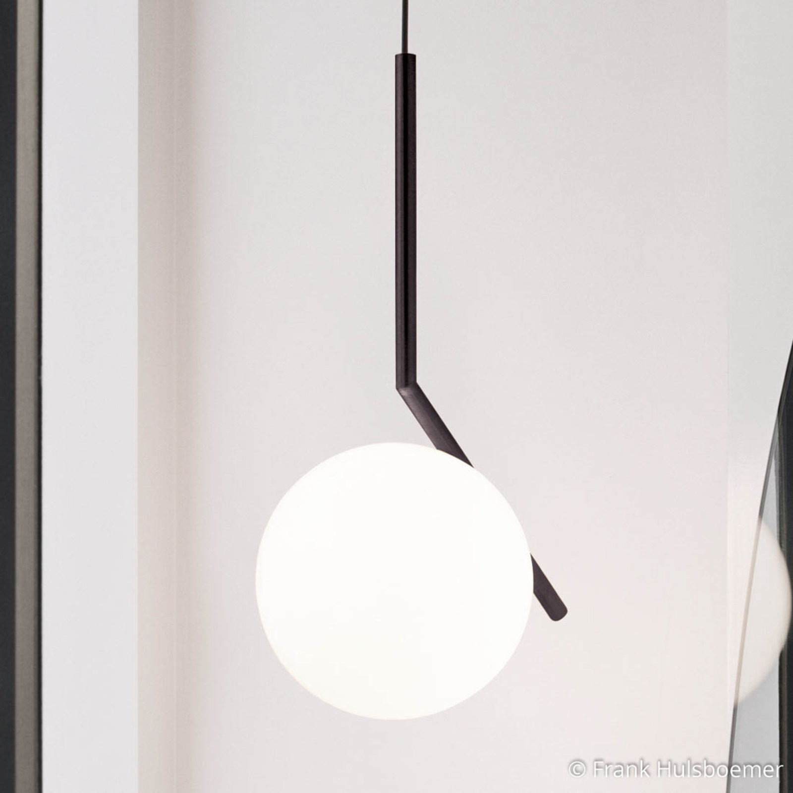FLOS IC S2 designad hänglampa, svart Ø 30 cm