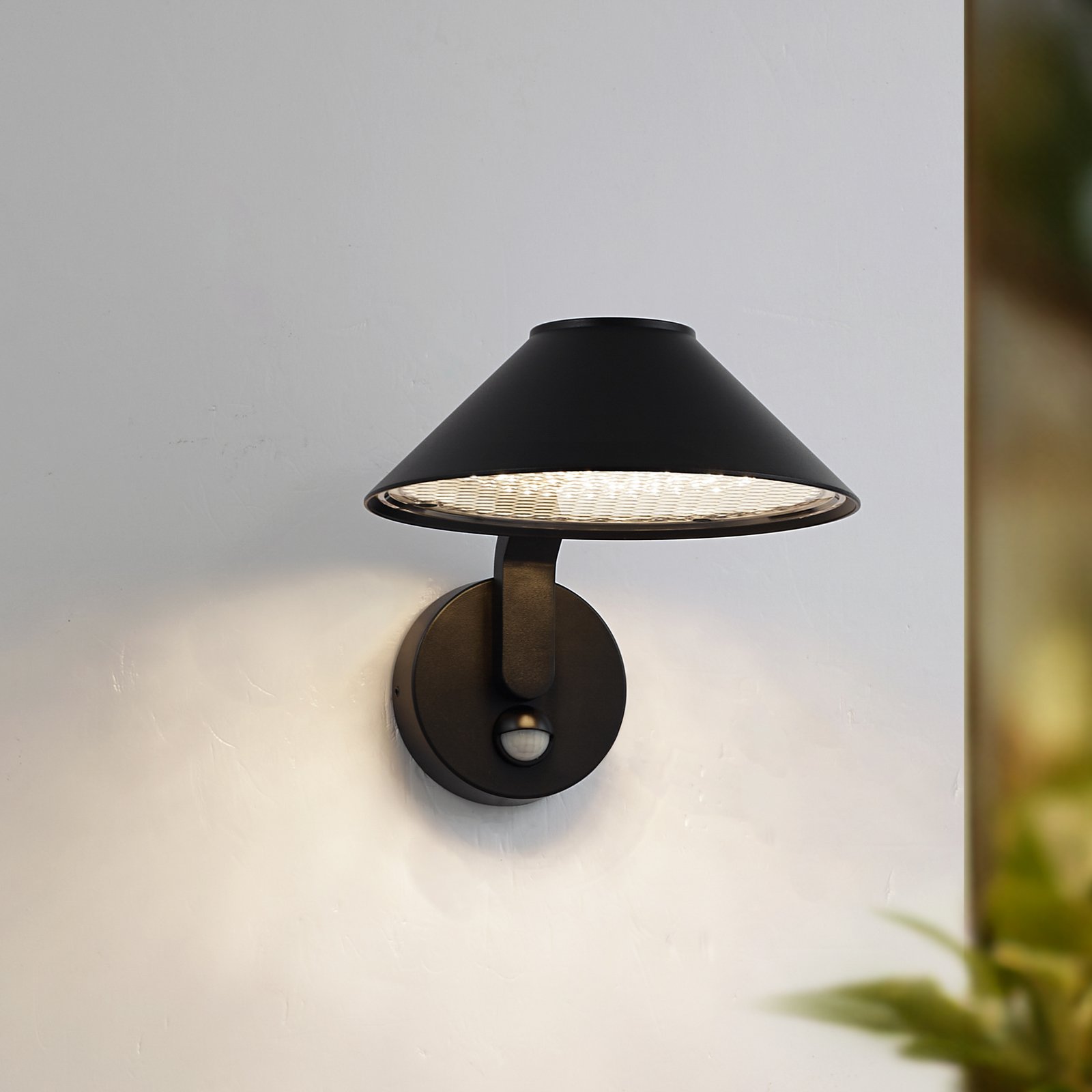 Lindby LED sienas lampa Capelo, melna, alumīnija, sensors, Ø20cm