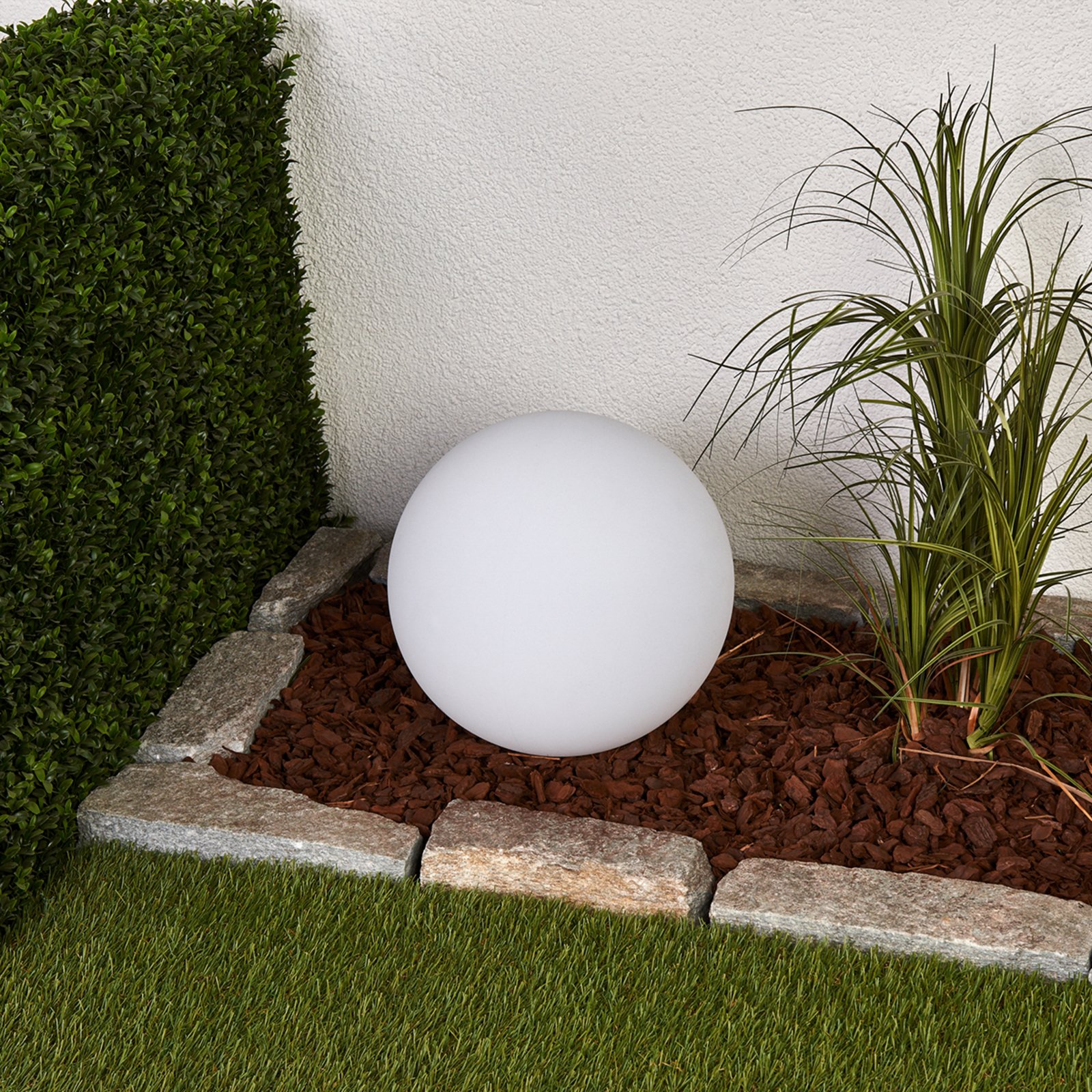 Lindby LED-Solarlampe Lago, Ø 30 cm, Kugel, Erdspieß, weiß