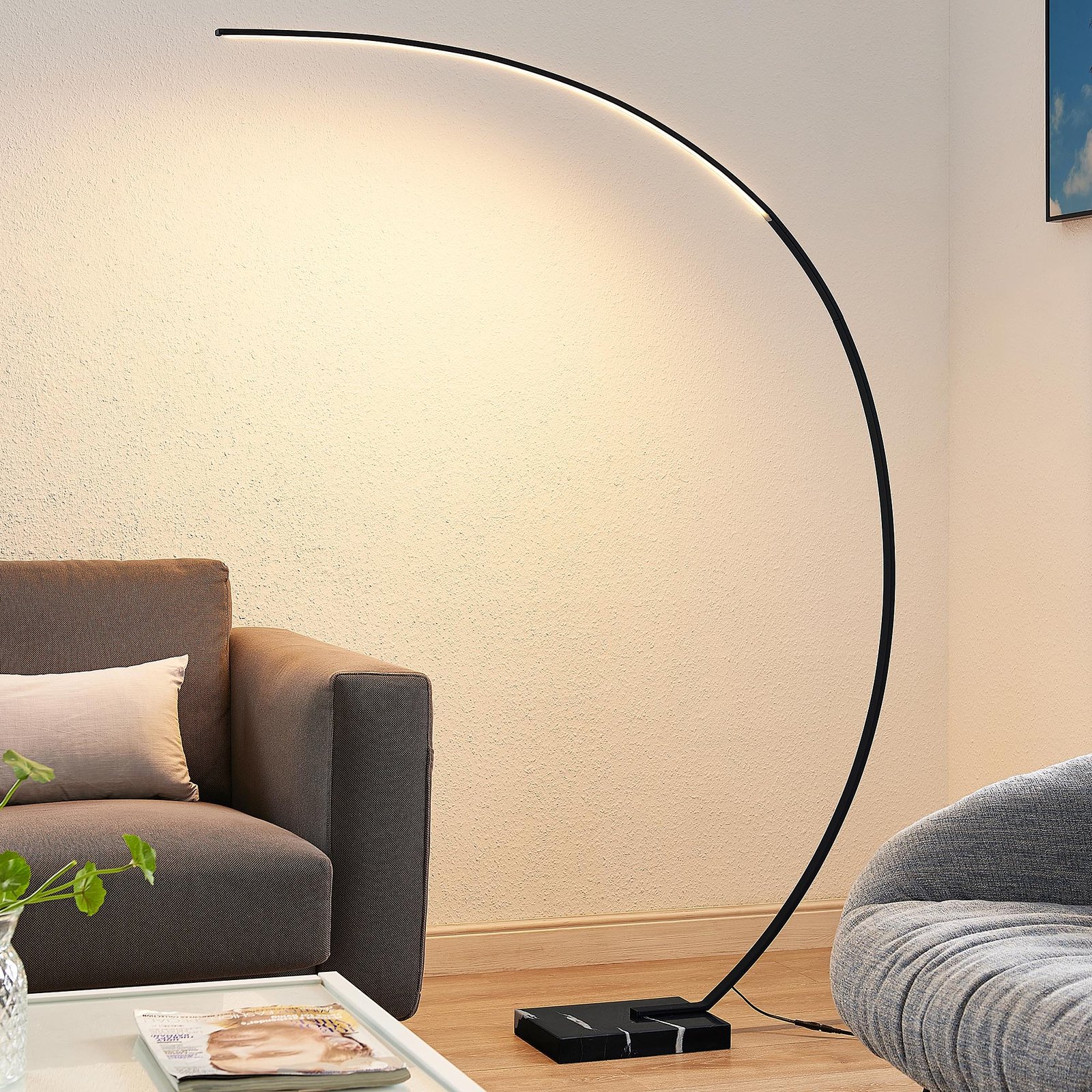 Lindby LED-Bogenstehleuchte Kendra, schwarz, Alu, Höhe 180cm