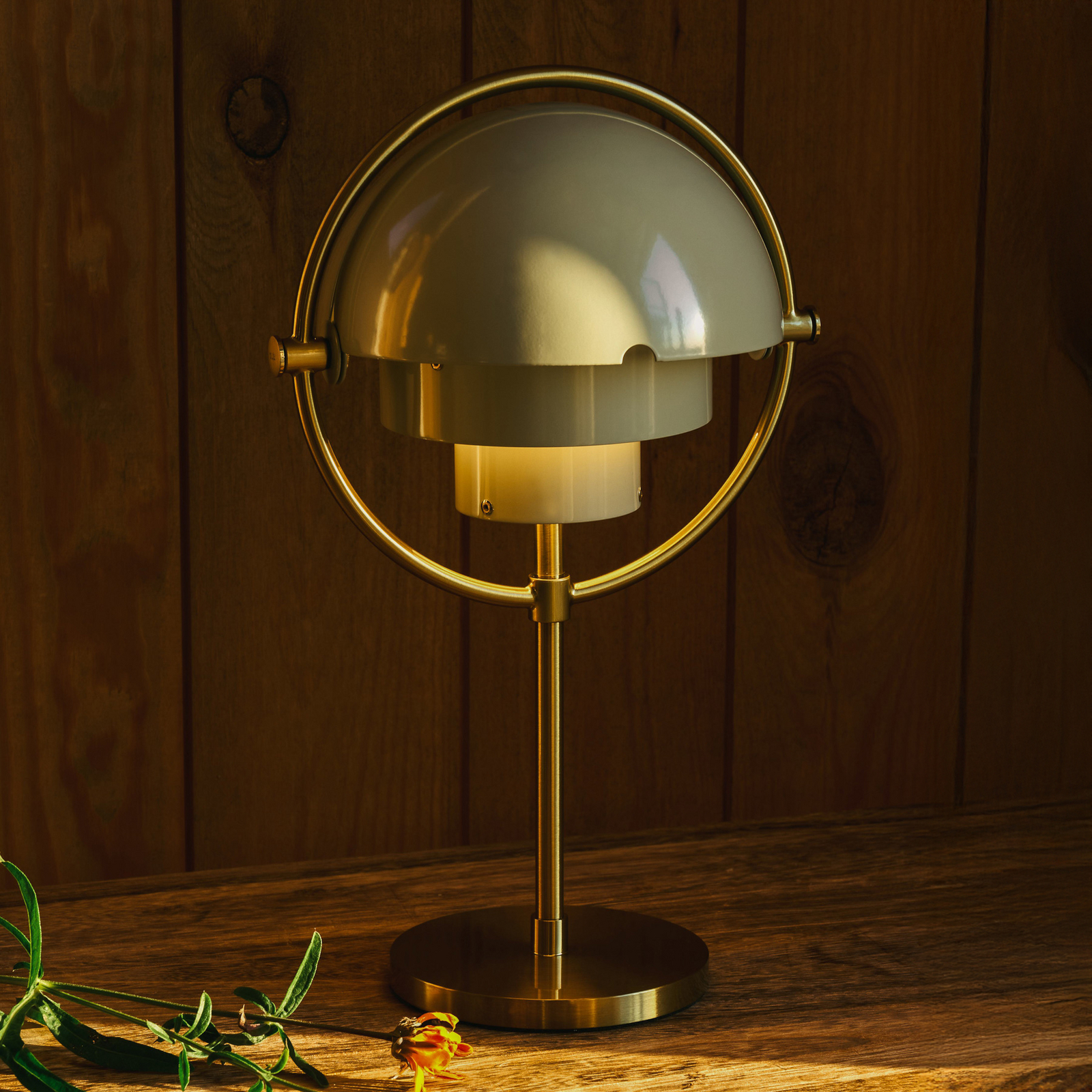 Gubi akutoitega laualamp Multi-Lite, messing/hall, kõrgus 30 cm