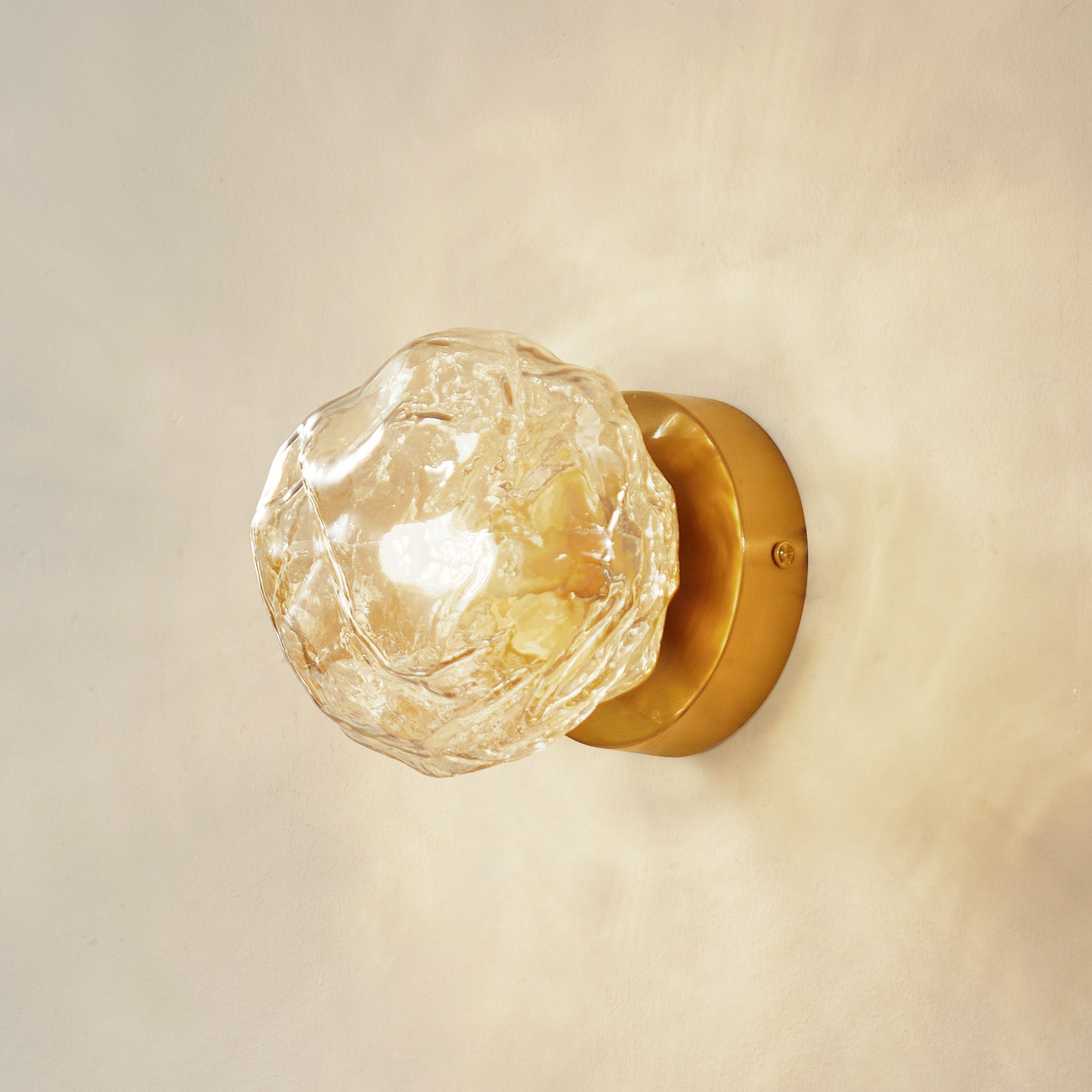 Aplique de pared Lindby Piatra, ámbar/latón, cristal, Ø 16 cm, G9