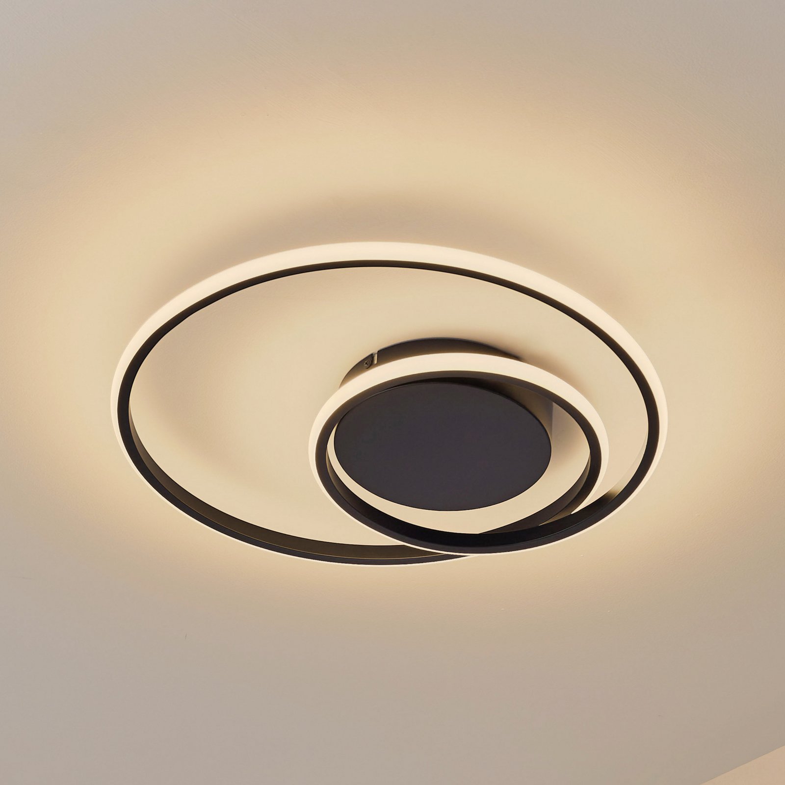 Lindby LED stropna svetilka Kyron, črna, aluminij, možnost zatemnitve, Ø45cm
